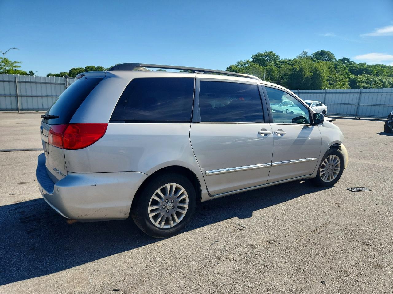 2007 Toyota Sienna Xle Limited 7-passenger Silver vin: 5TDZK22C77S061941