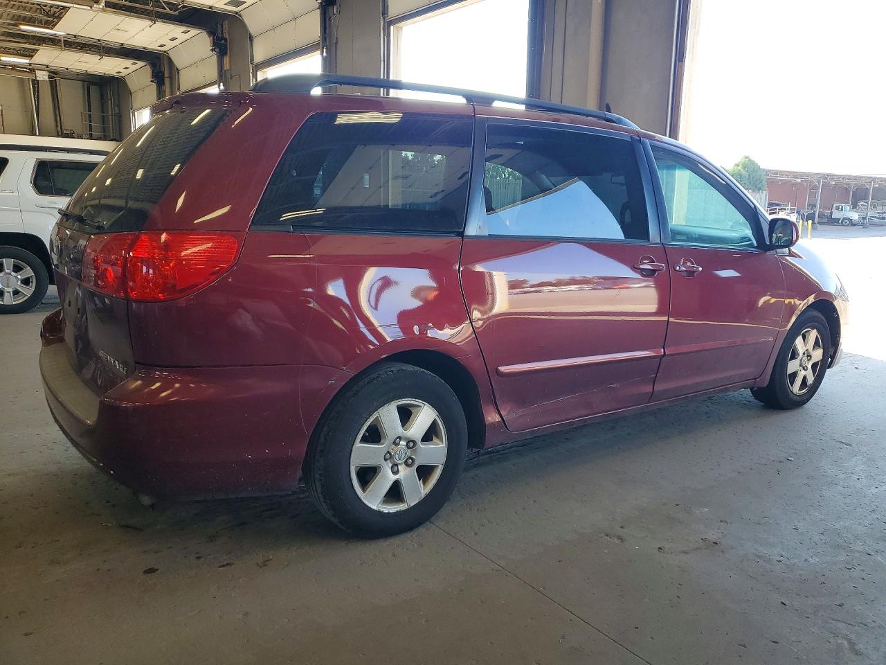 2007 Toyota Sienna Xle 7-passenger Burgundy vin: 5TDZK22C87S098156