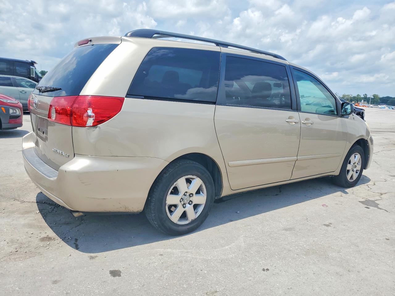 2007 Toyota Sienna Le 8-passenger Gold vin: 5TDZK23C07S060337