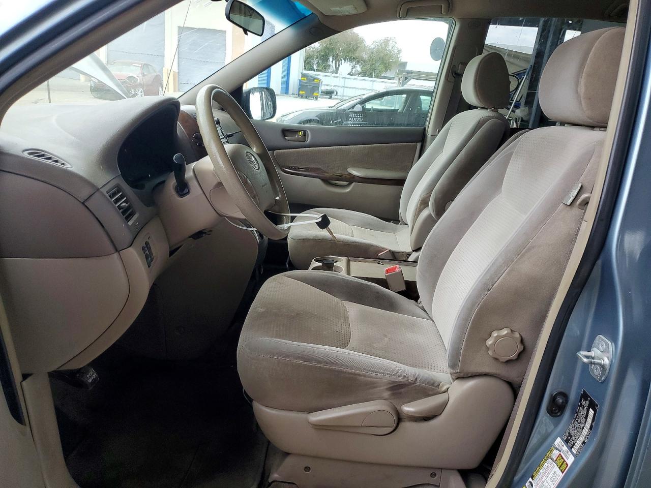2007 Toyota Sienna Le 8-passenger Silver vin: 5TDZK23C07S065425