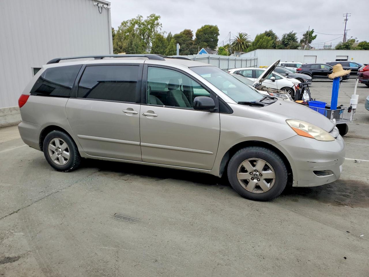 2007 Toyota Sienna Le 7-passenger Silver vin: 5TDZK23C07S090471