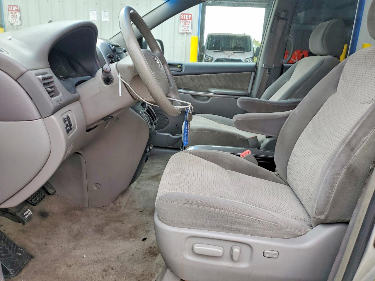2007 Toyota Sienna Le 7-passenger Silver vin: 5TDZK23C07S090471