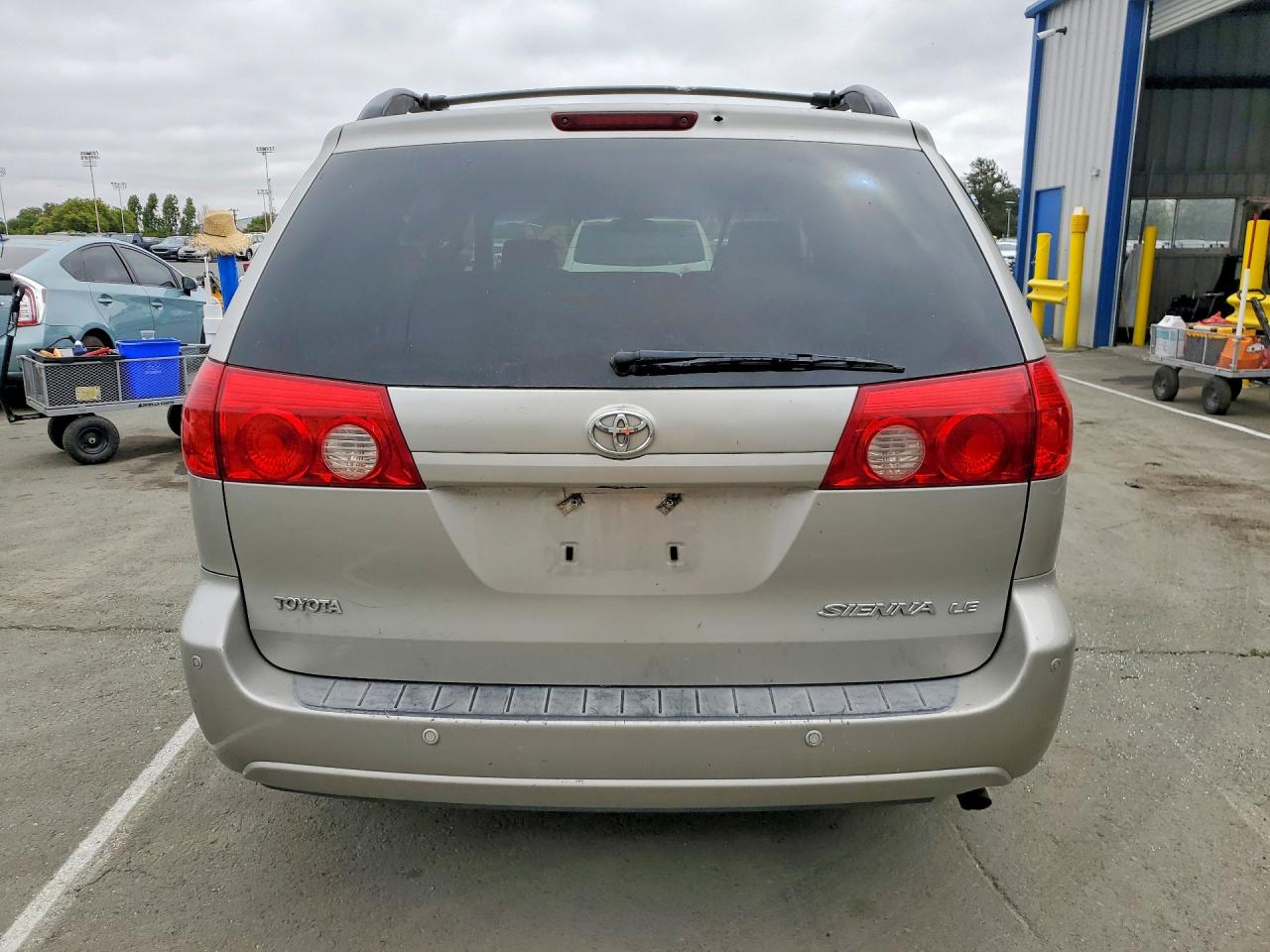 2007 Toyota Sienna Le 7-passenger Silver vin: 5TDZK23C07S090471