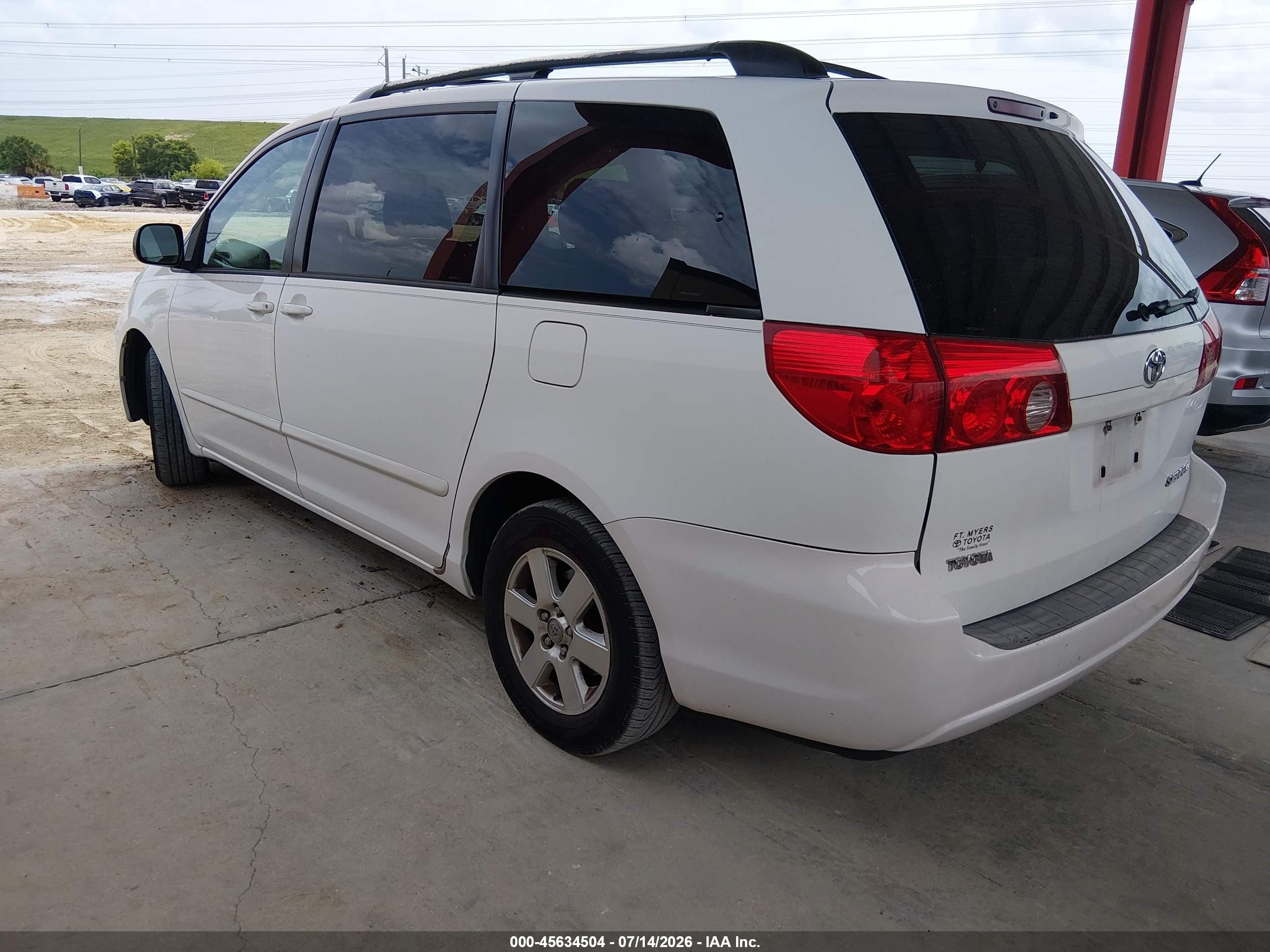 2008 Toyota Sienna Le White vin: 5TDZK23C08S136267