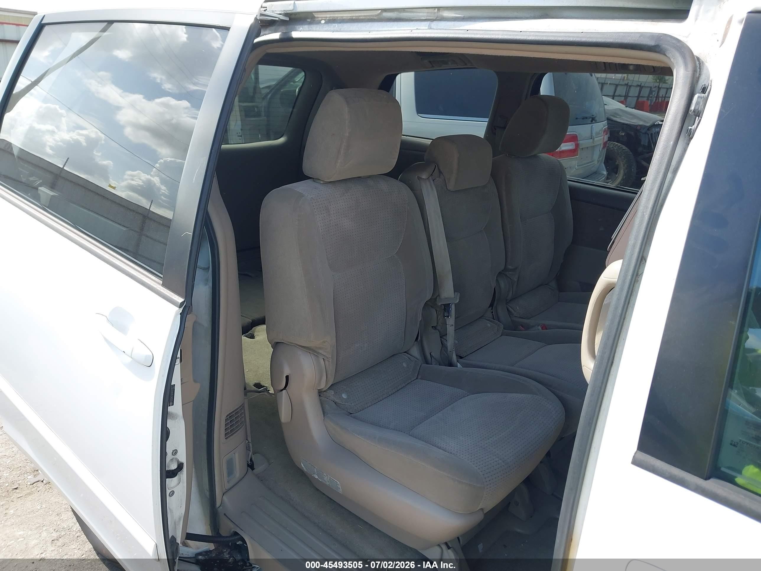2009 Toyota Sienna Le White vin: 5TDZK23C09S229212