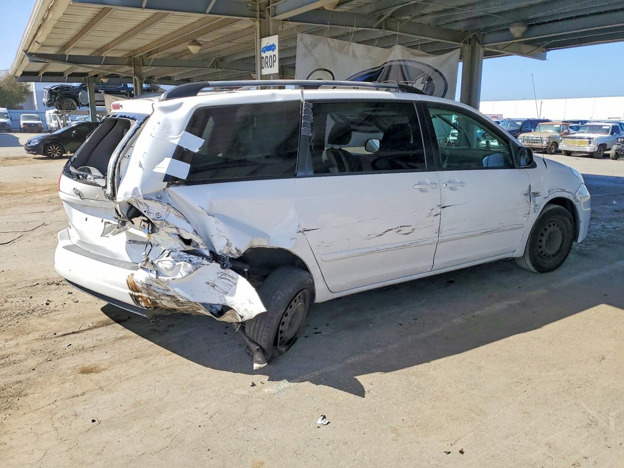2009 Toyota Sienna Le 8-passenger White vin: 5TDZK23C09S237035