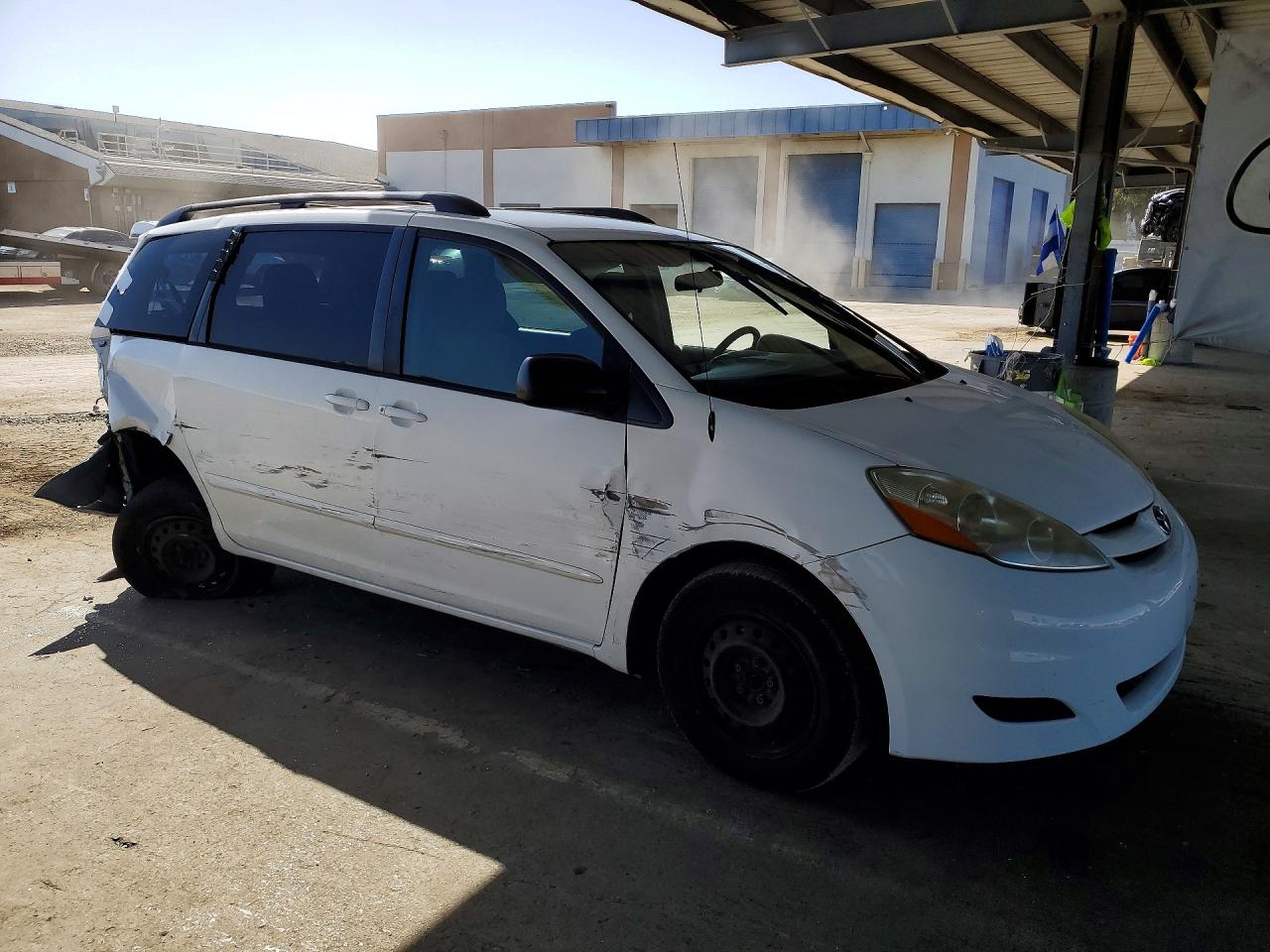 2009 Toyota Sienna Le 8-passenger White vin: 5TDZK23C09S237035