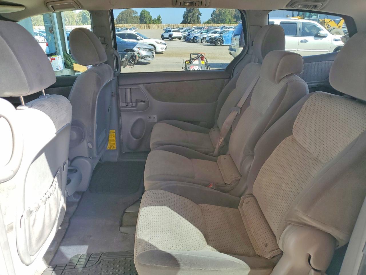 2009 Toyota Sienna Le 8-passenger White vin: 5TDZK23C09S237035