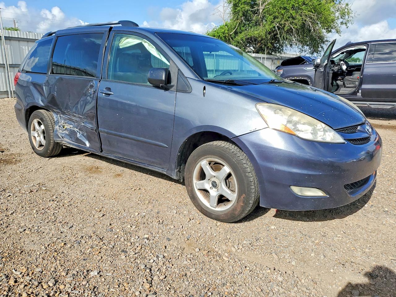 2009 Toyota Sienna Le 7-passenger Gray vin: 5TDZK23C09S246074