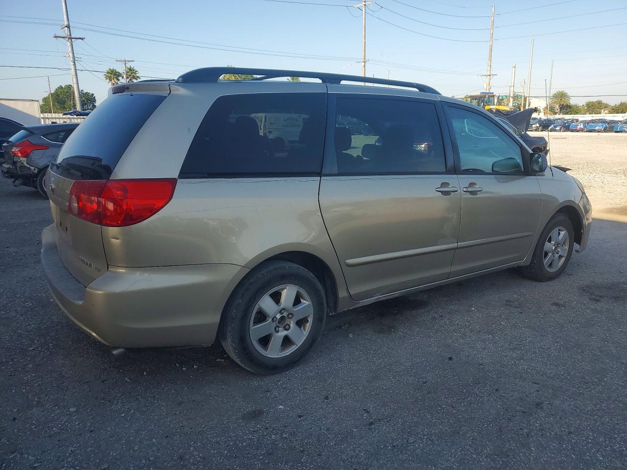 2009 Toyota Sienna Le 7-passenger Gold vin: 5TDZK23C09S273422