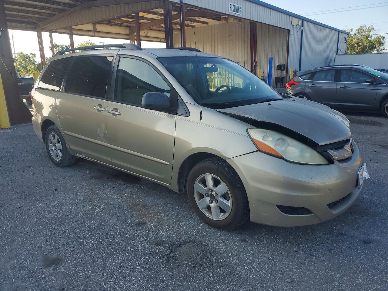 2009 Toyota Sienna Le 7-passenger Gold vin: 5TDZK23C09S273422
