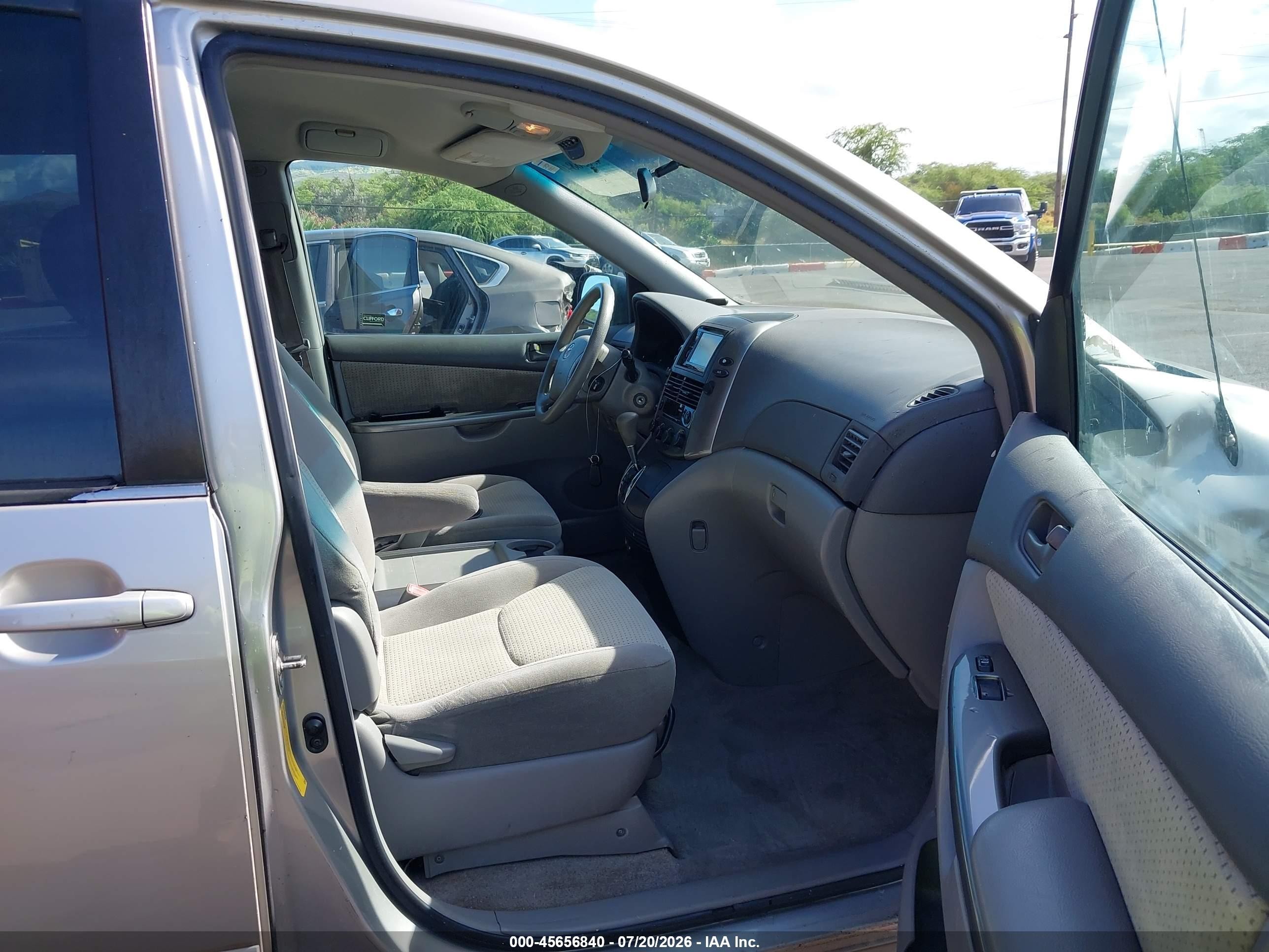 2009 Toyota Sienna Le Gray vin: 5TDZK23C09S288678