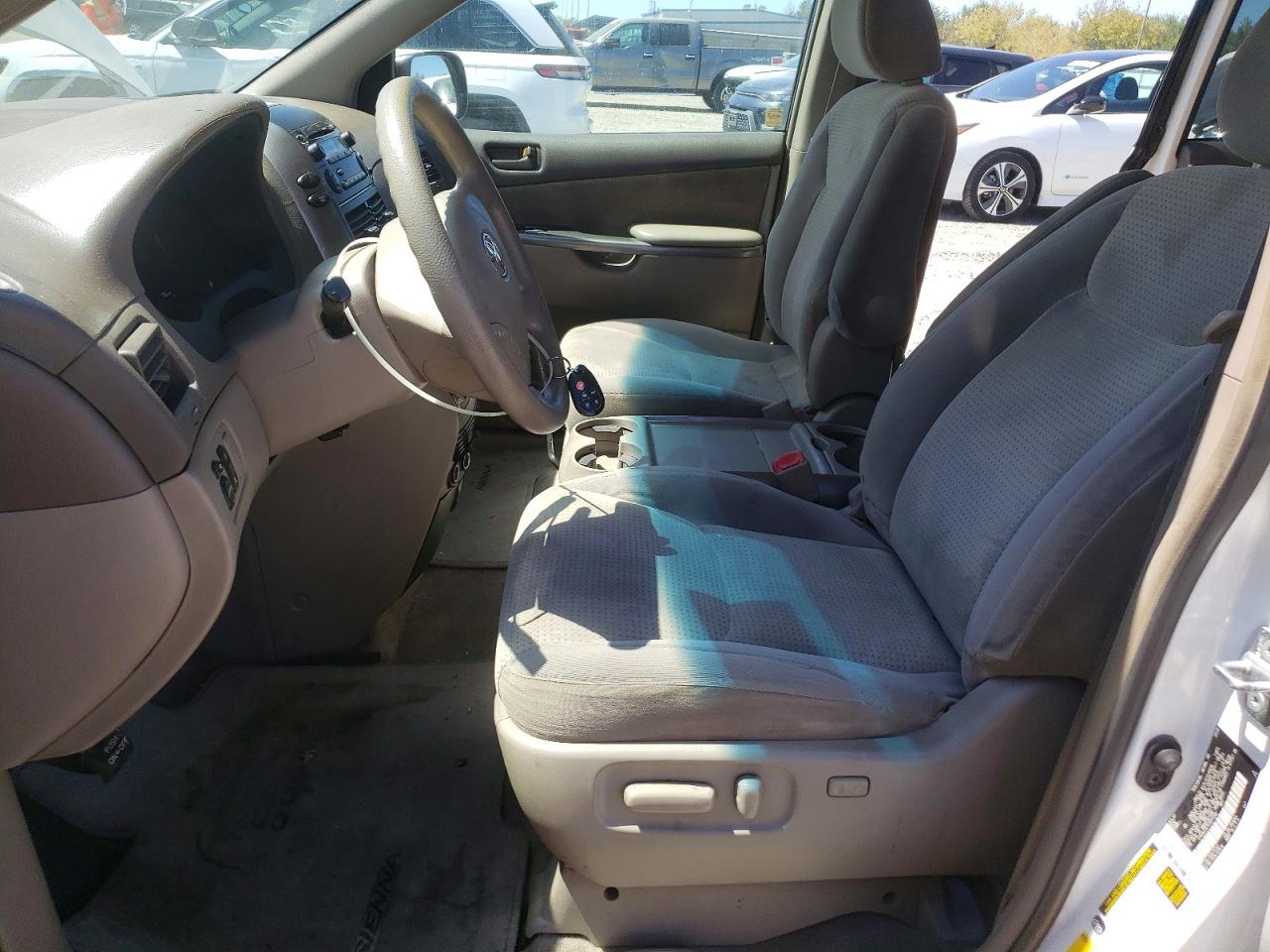2007 Toyota Sienna Le 7-passenger White vin: 5TDZK23C17S011390
