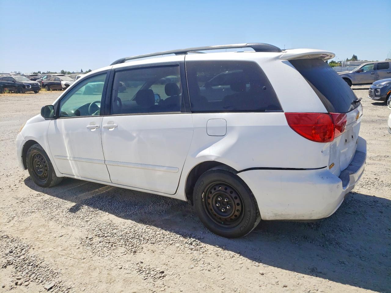 2007 Toyota Sienna Le 7-passenger White vin: 5TDZK23C17S011390