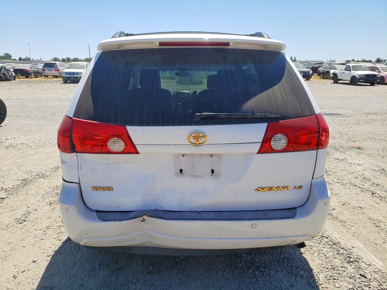 2007 Toyota Sienna Le 7-passenger White vin: 5TDZK23C17S011390