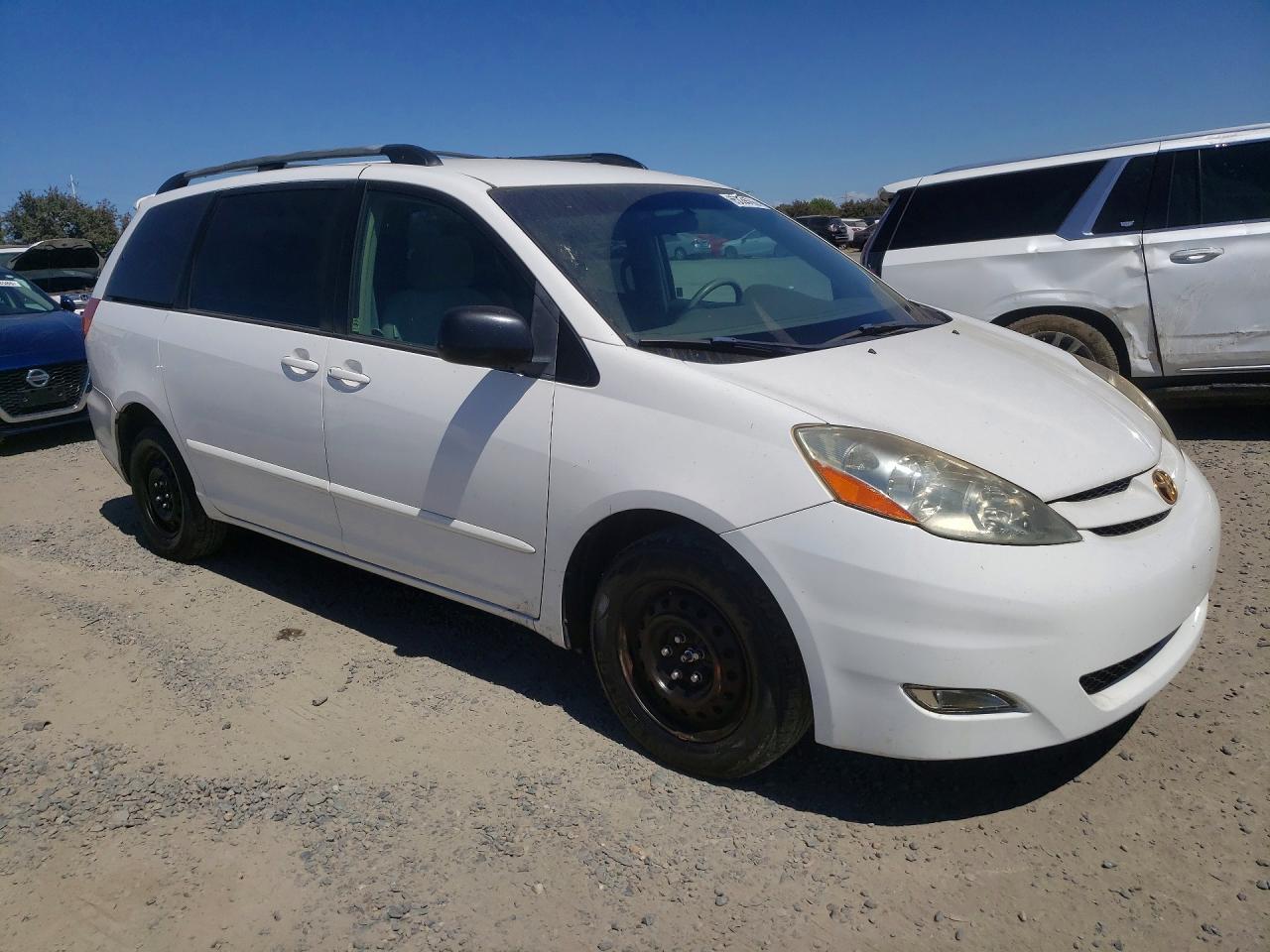 2007 Toyota Sienna Le 7-passenger White vin: 5TDZK23C17S011390