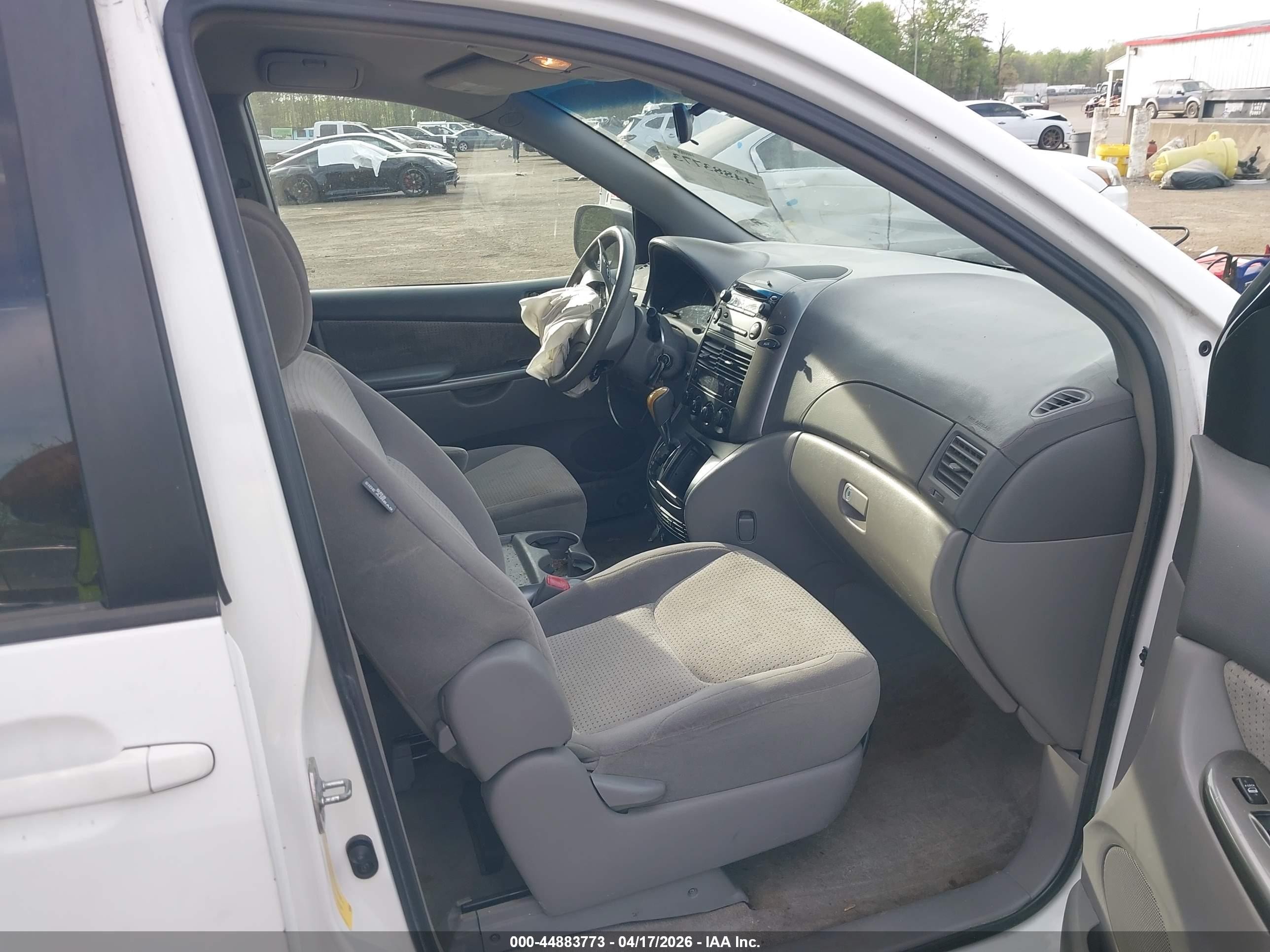 2007 Toyota Sienna Le White vin: 5TDZK23C17S015830