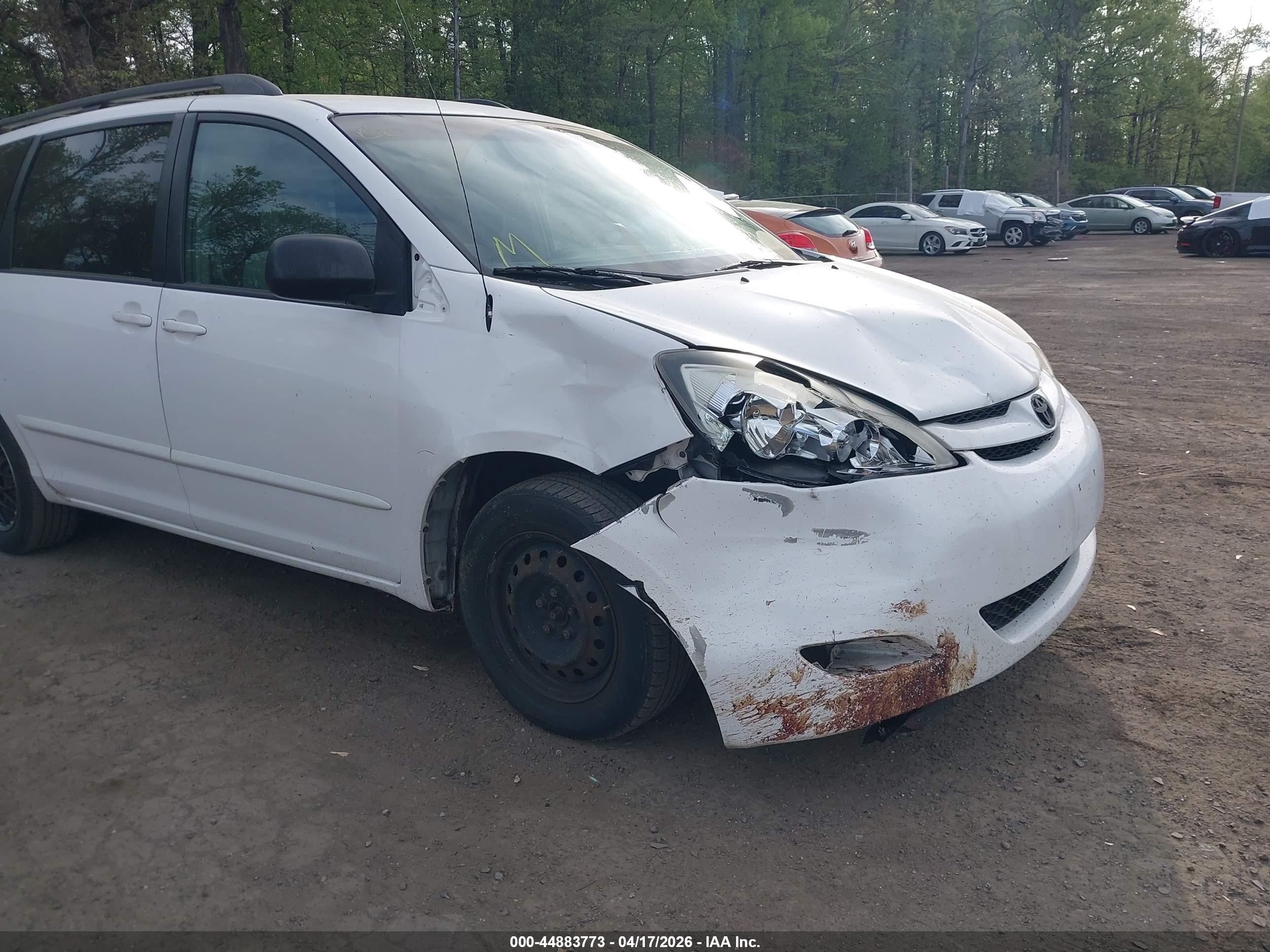 2007 Toyota Sienna Le White vin: 5TDZK23C17S015830