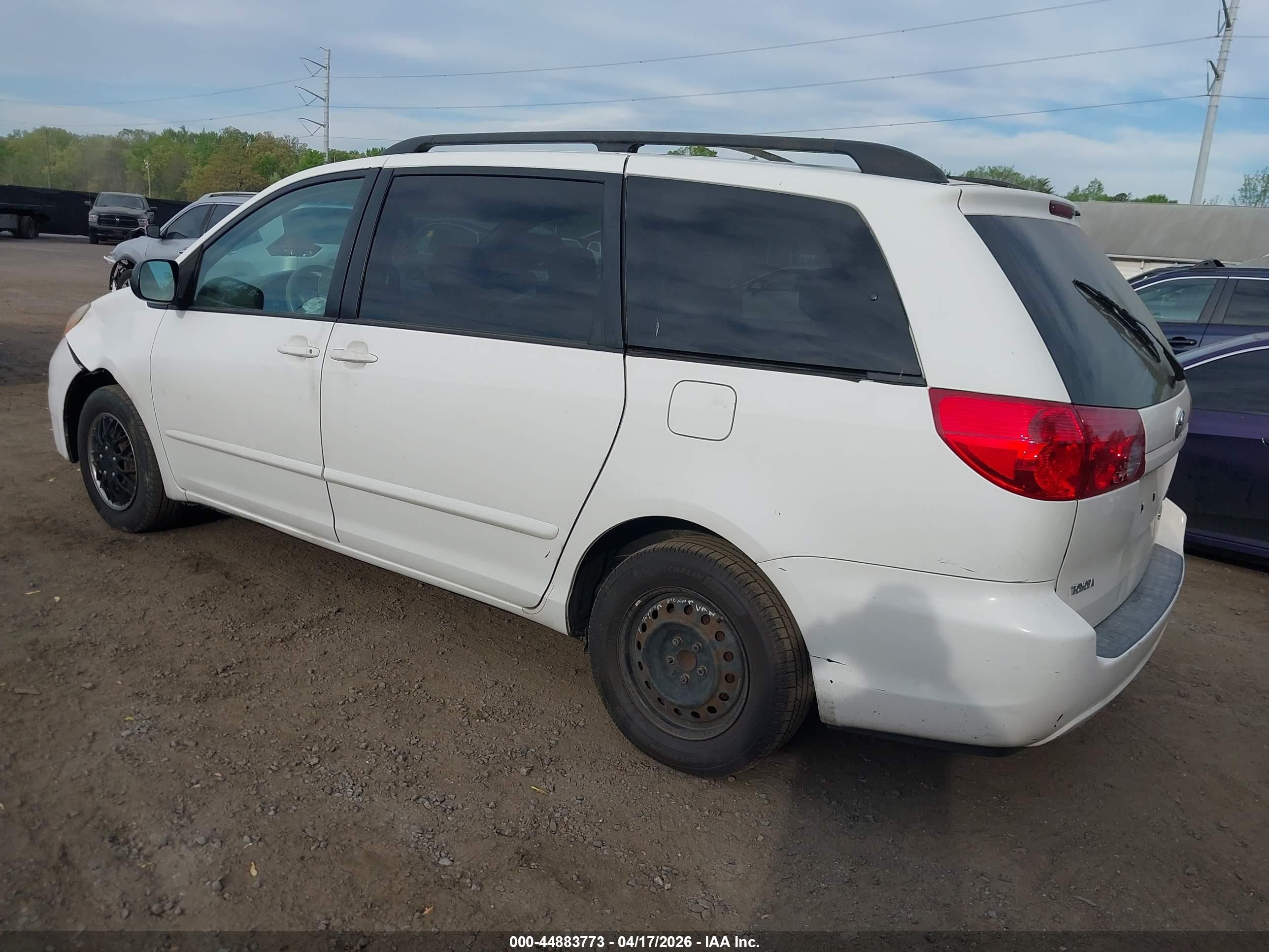 2007 Toyota Sienna Le White vin: 5TDZK23C17S015830