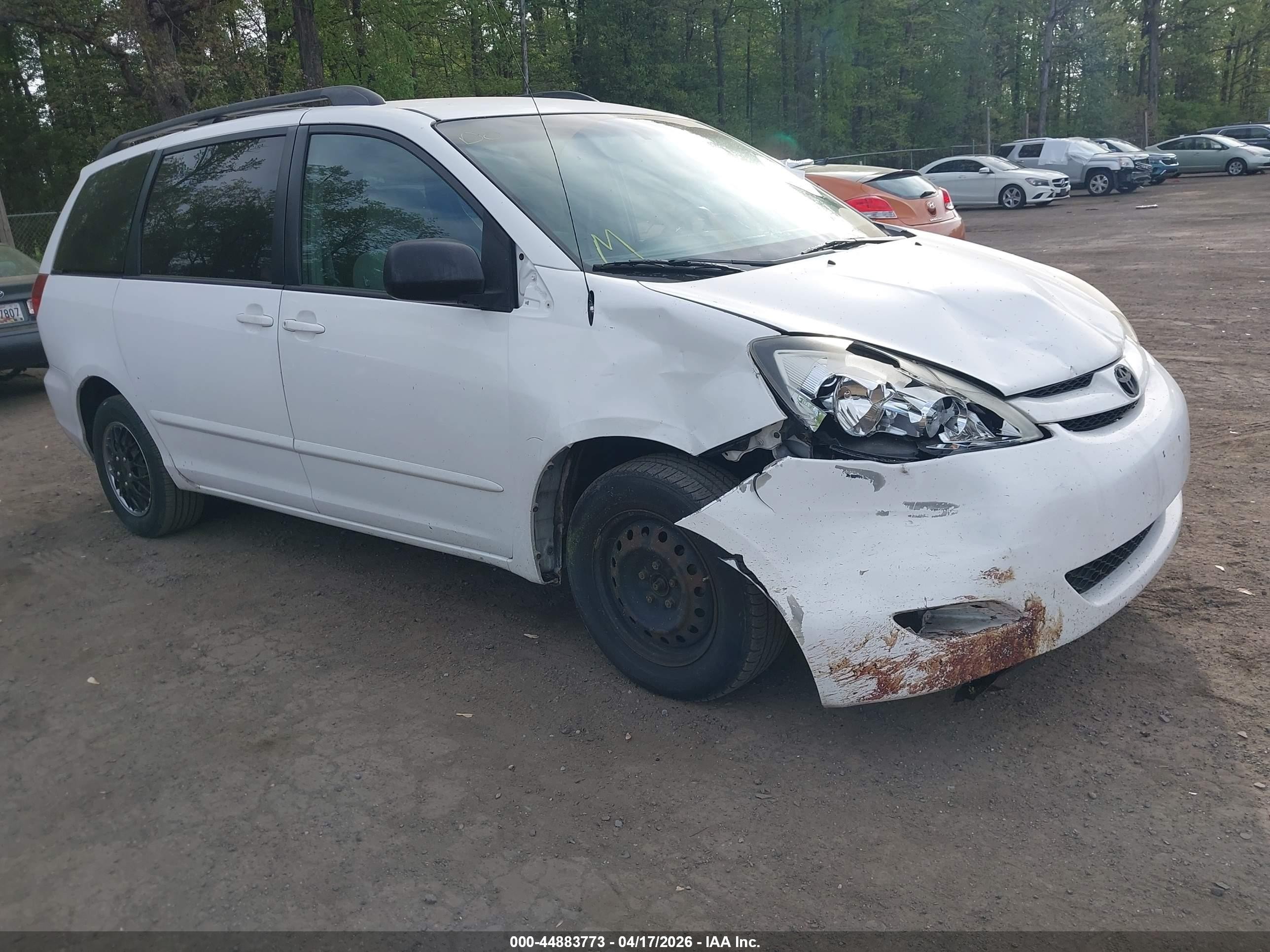 2007 Toyota Sienna Le White vin: 5TDZK23C17S015830