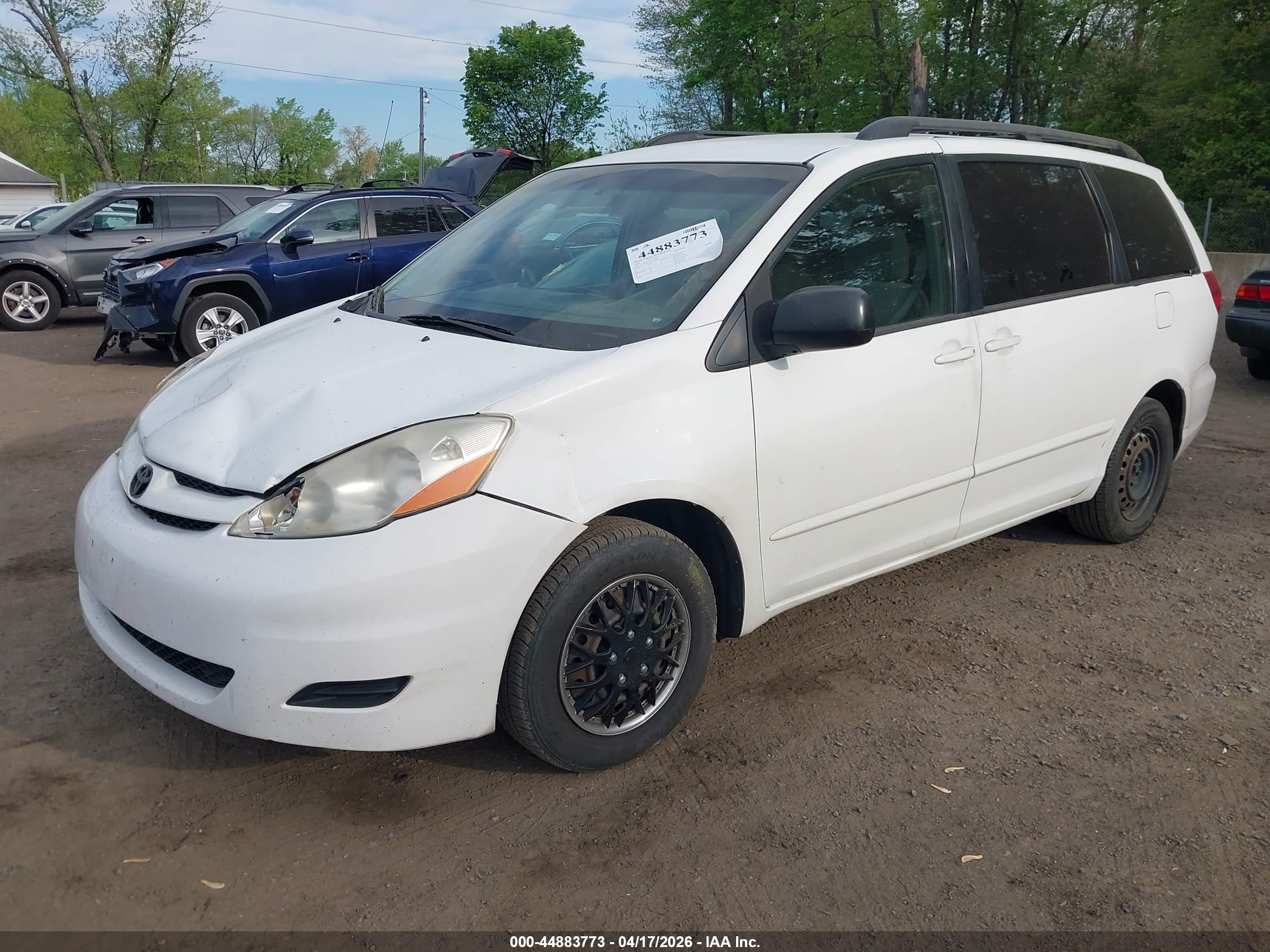 2007 Toyota Sienna Le White vin: 5TDZK23C17S015830