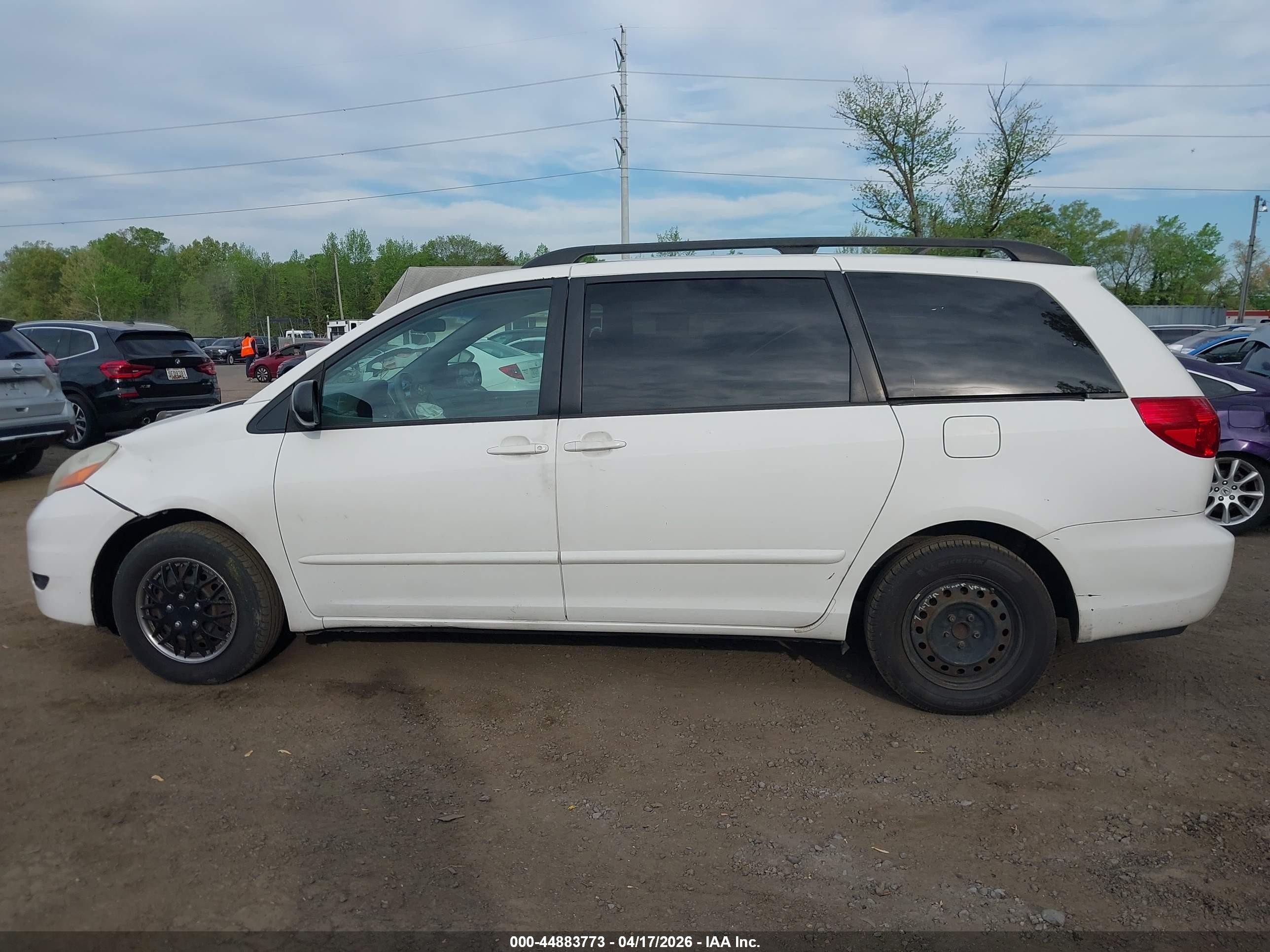 2007 Toyota Sienna Le White vin: 5TDZK23C17S015830