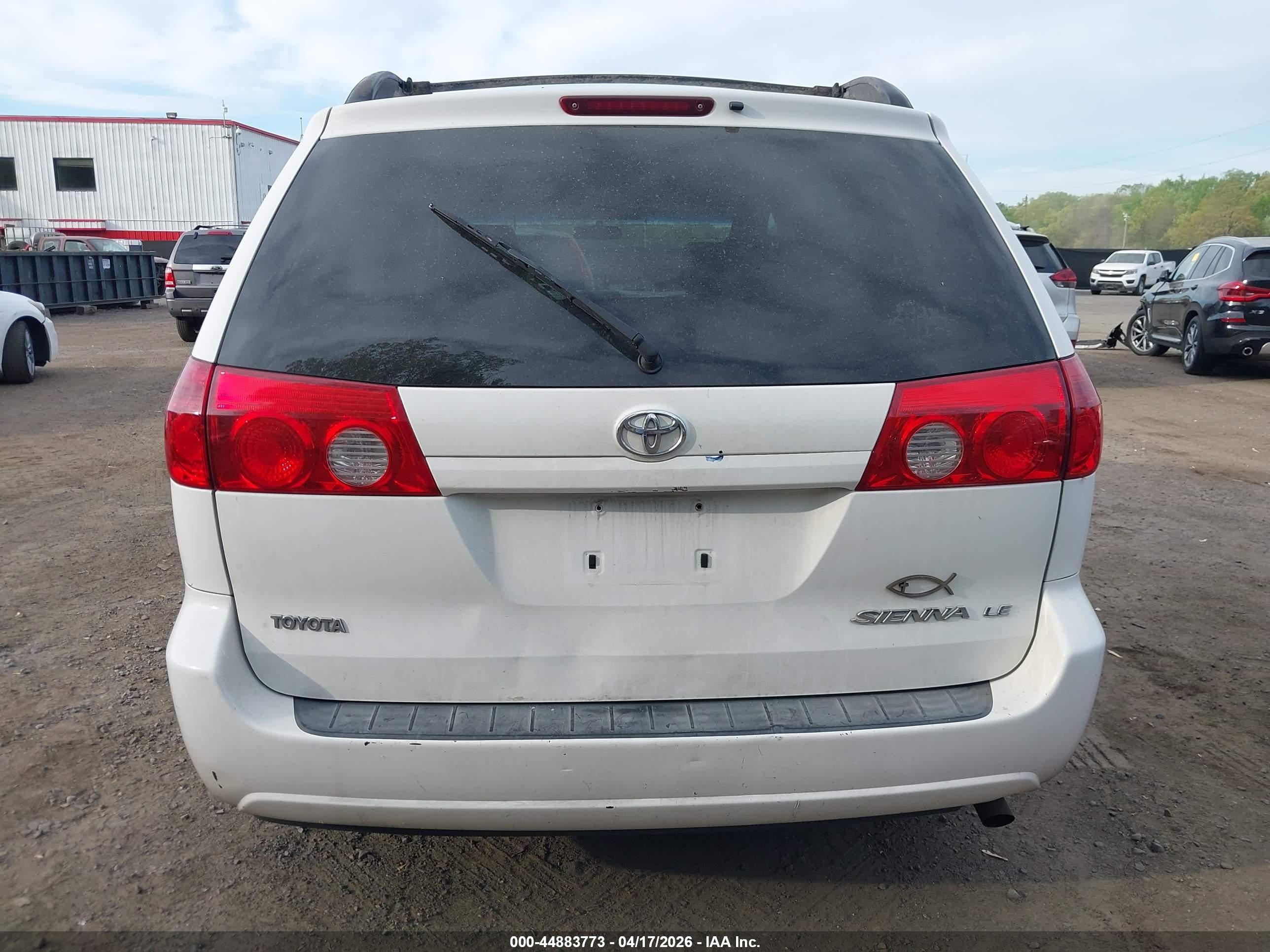 2007 Toyota Sienna Le White vin: 5TDZK23C17S015830