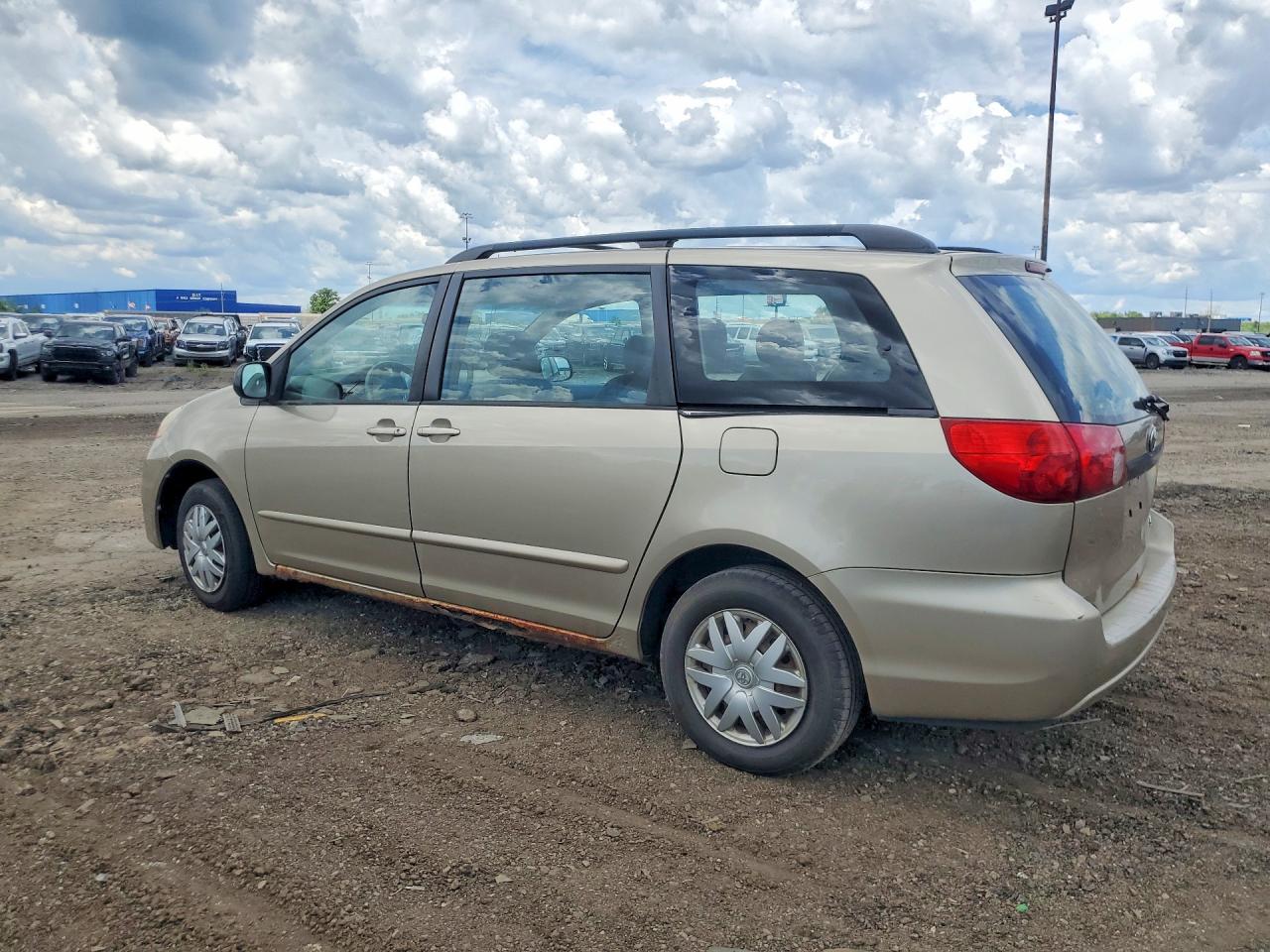 2007 Toyota Sienna Ce 7-passenger Gold vin: 5TDZK23C17S077096