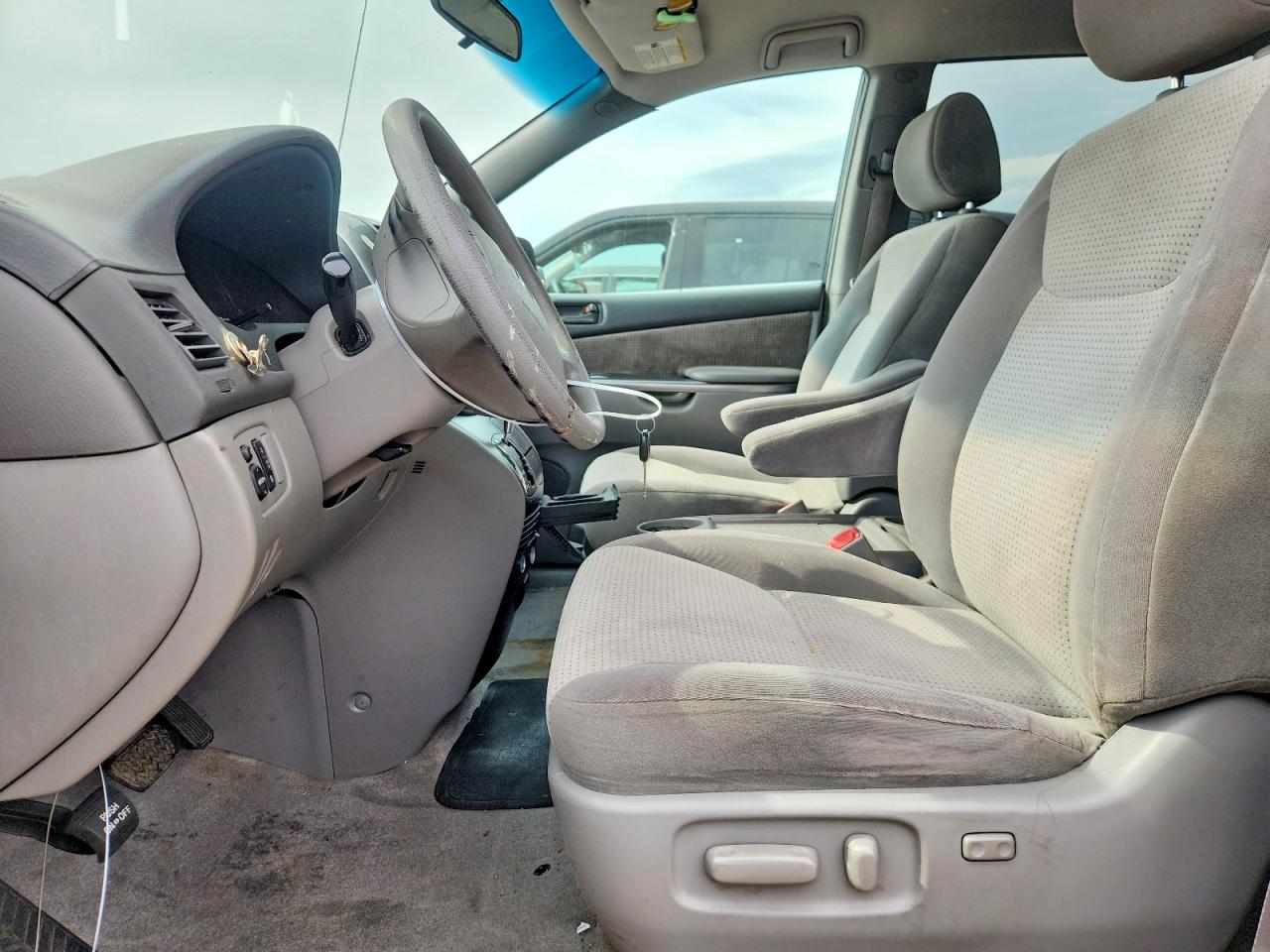 2008 Toyota Sienna Le 7-passenger Silver vin: 5TDZK23C18S143728