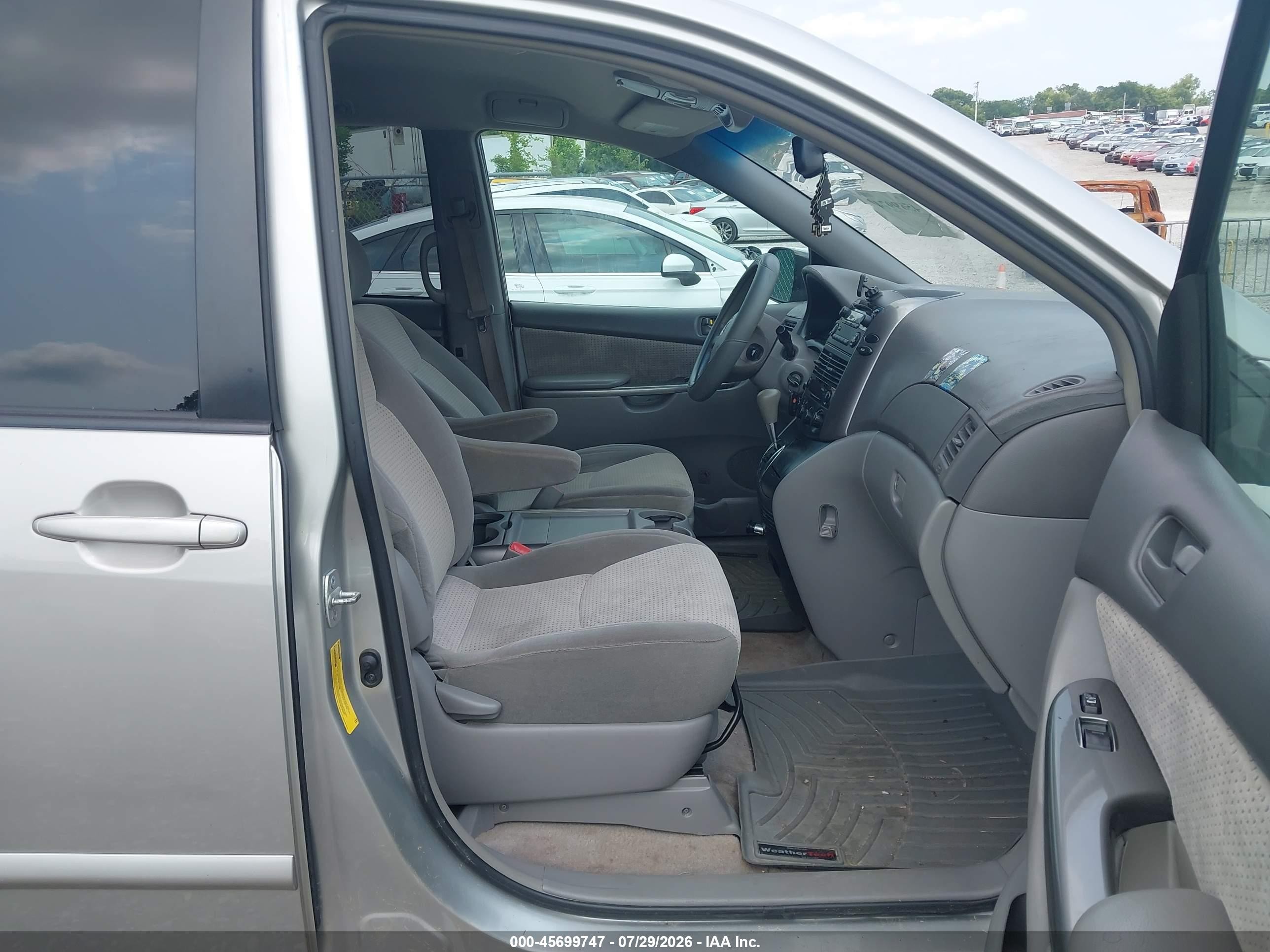 2008 Toyota Sienna Le Silver vin: 5TDZK23C18S170878