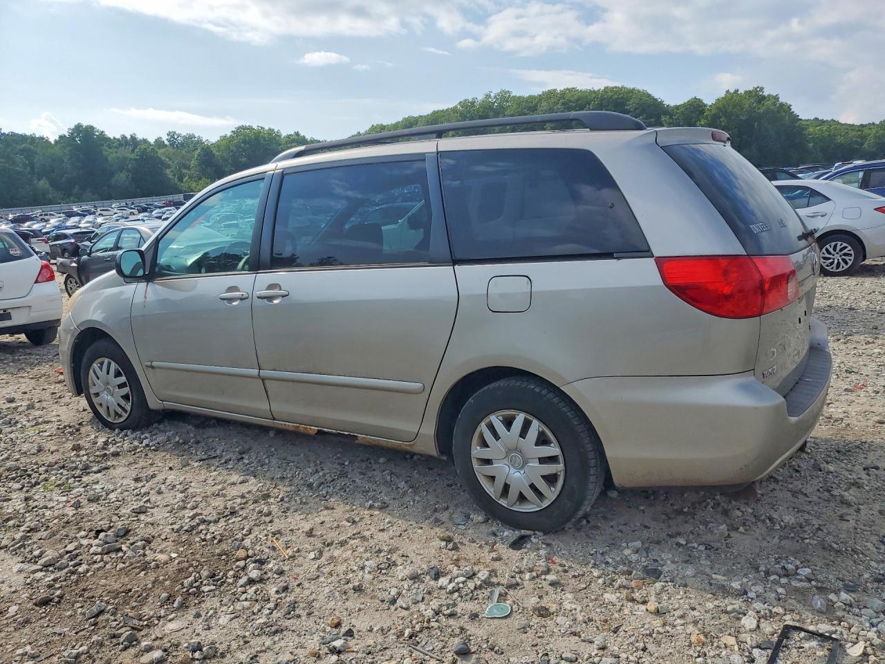 2008 Toyota Sienna Le 8-passenger Gold vin: 5TDZK23C18S173554