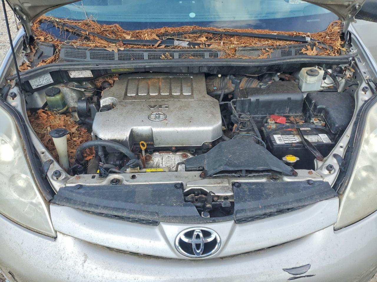 2008 Toyota Sienna Le 8-passenger Gold vin: 5TDZK23C18S173554