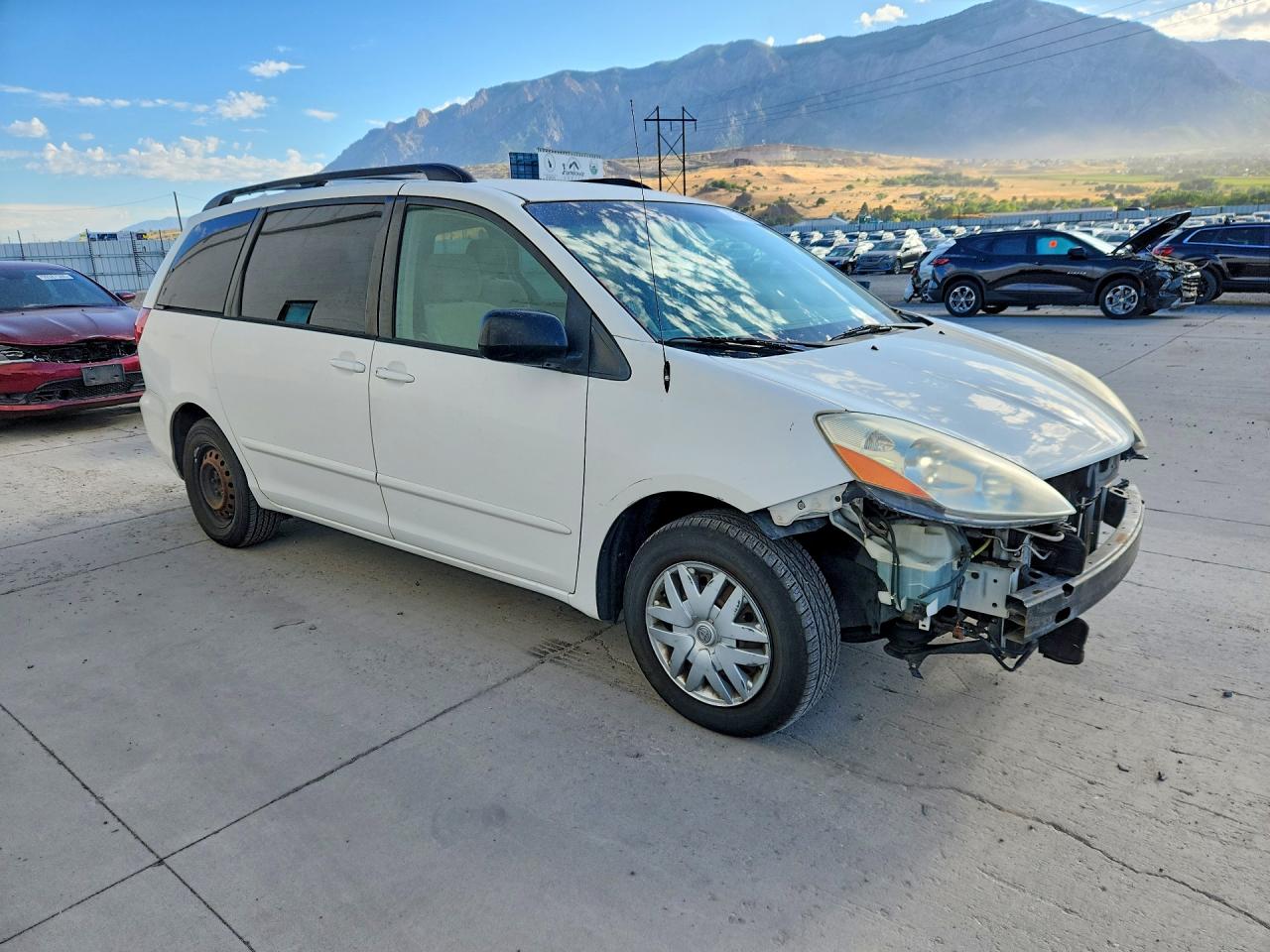 2008 Toyota Sienna Le 8-passenger White vin: 5TDZK23C18S178382