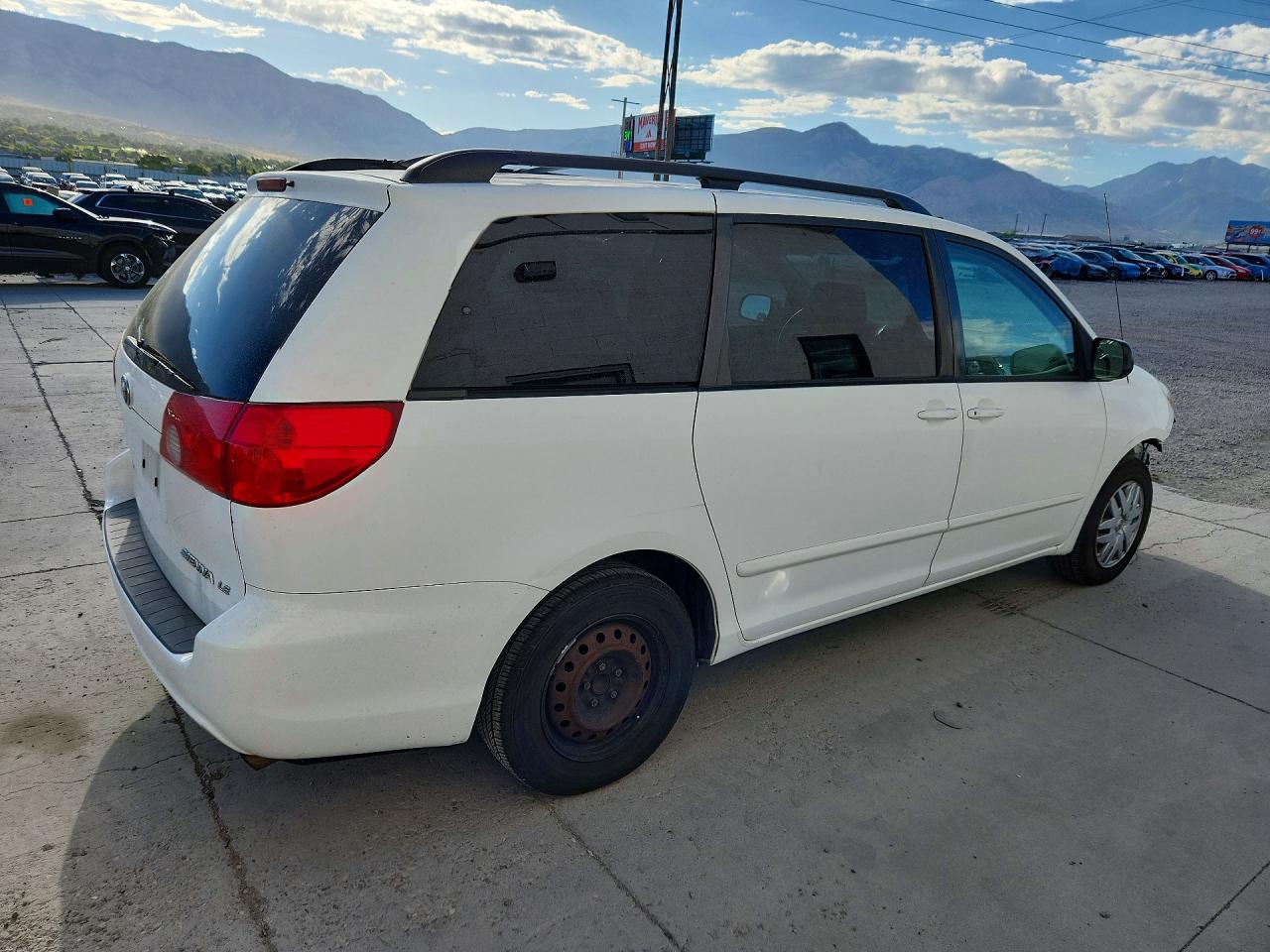2008 Toyota Sienna Le 8-passenger White vin: 5TDZK23C18S178382