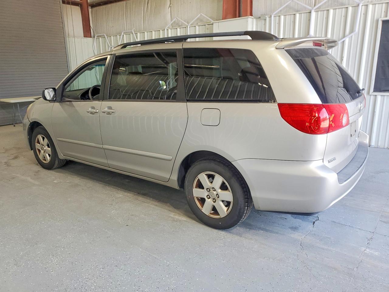 2008 Toyota Sienna Le 8-passenger Silver vin: 5TDZK23C18S214779