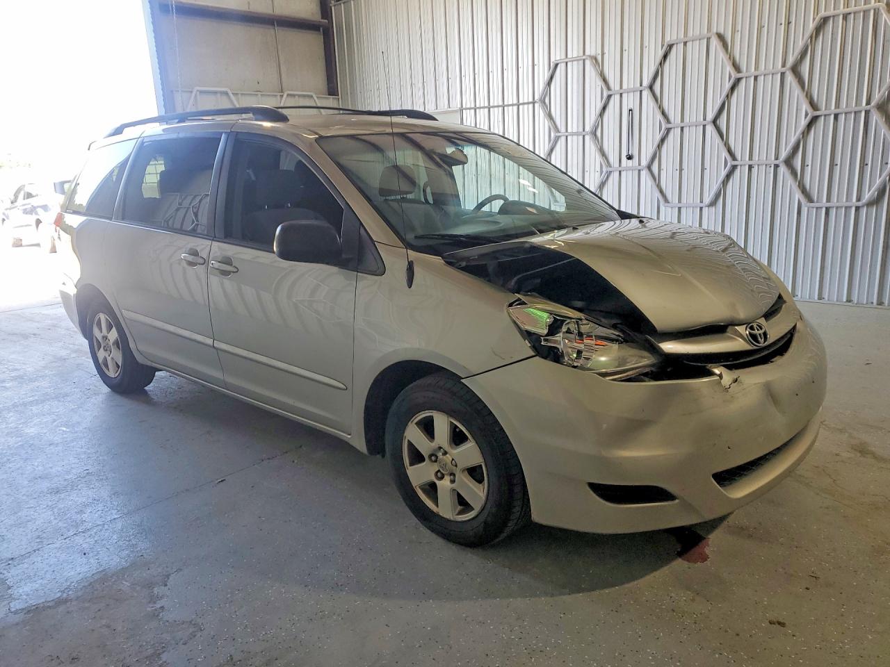 2008 Toyota Sienna Le 8-passenger Silver vin: 5TDZK23C18S214779