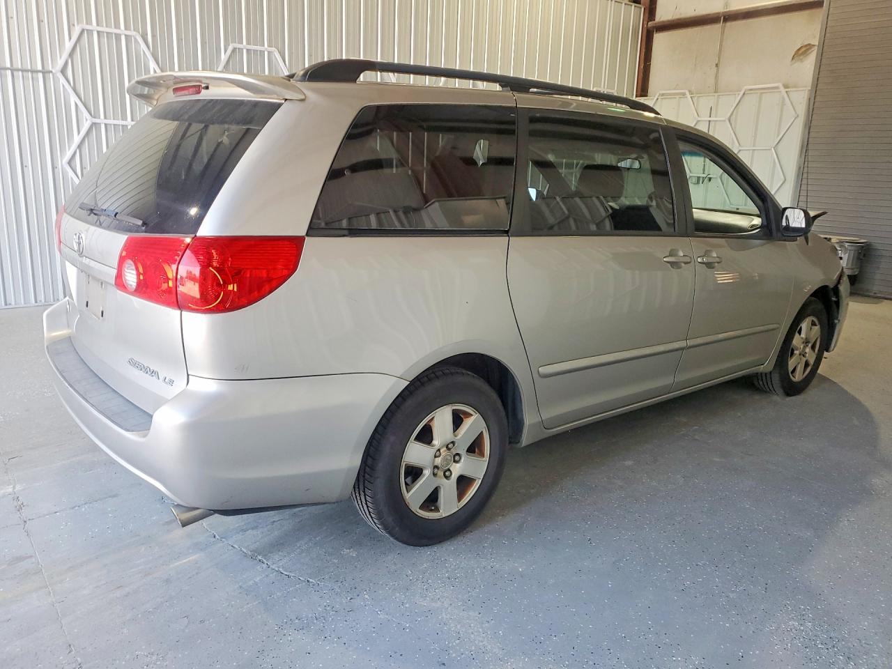 2008 Toyota Sienna Le 8-passenger Silver vin: 5TDZK23C18S214779