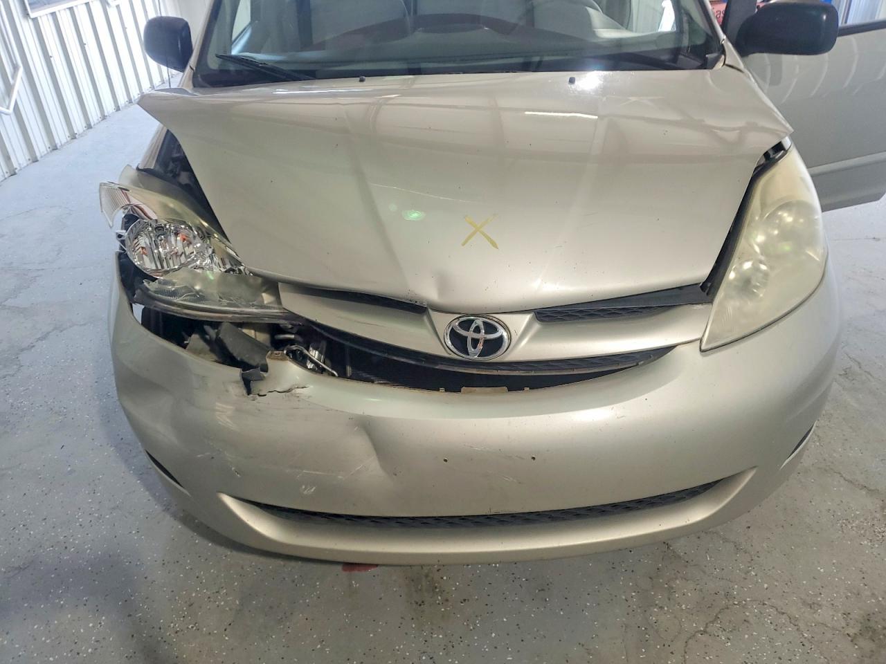 2008 Toyota Sienna Le 8-passenger Silver vin: 5TDZK23C18S214779