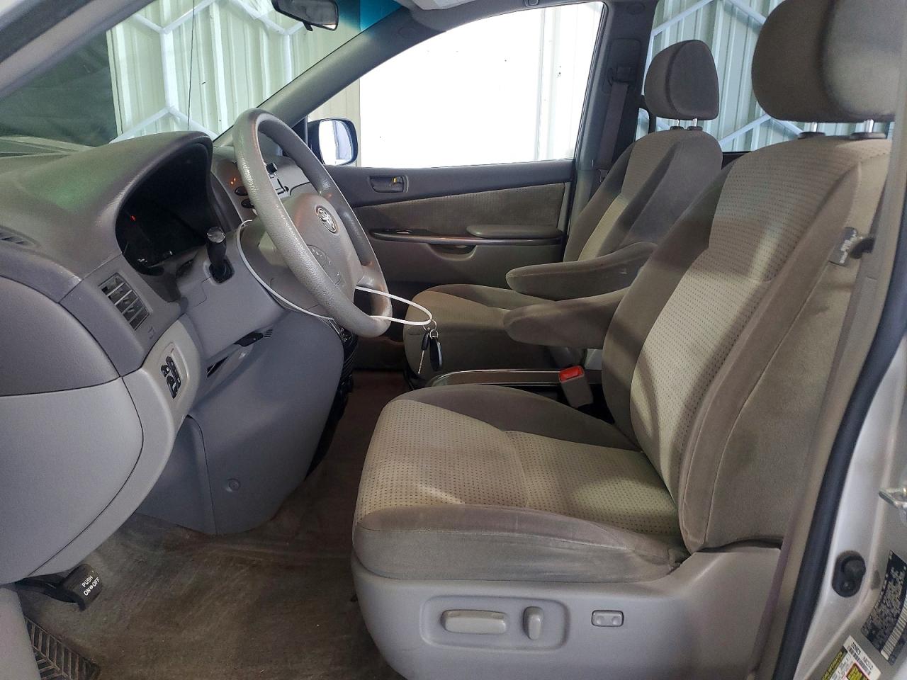 2008 Toyota Sienna Le 8-passenger Silver vin: 5TDZK23C18S214779