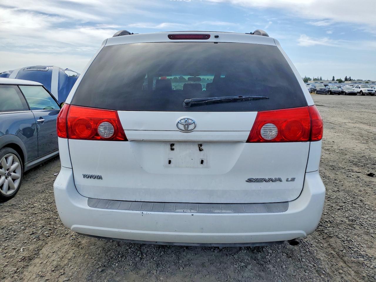 2008 Toyota Sienna Le 8-passenger White vin: 5TDZK23C18S221392