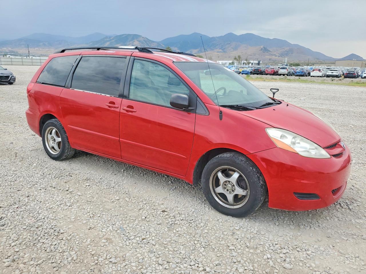 2007 Toyota Sienna Le 8-passenger Red vin: 5TDZK23C27S011771