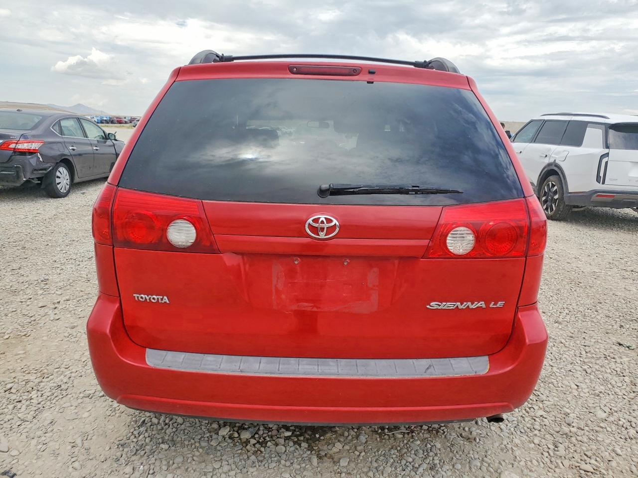 2007 Toyota Sienna Le 8-passenger Red vin: 5TDZK23C27S011771