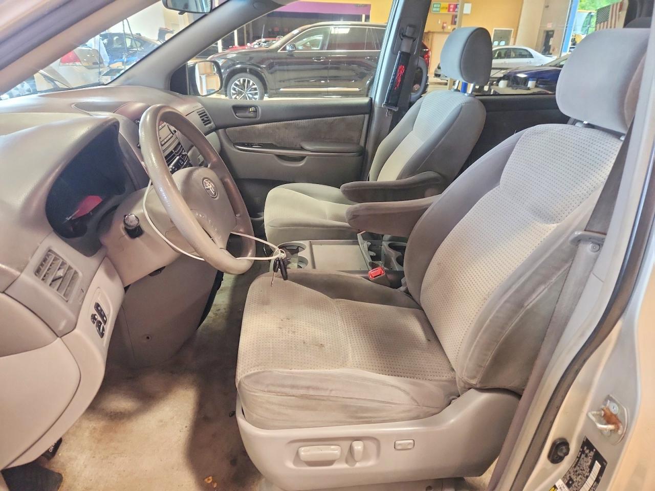 2007 Toyota Sienna Le 7-passenger Gray vin: 5TDZK23C27S013312