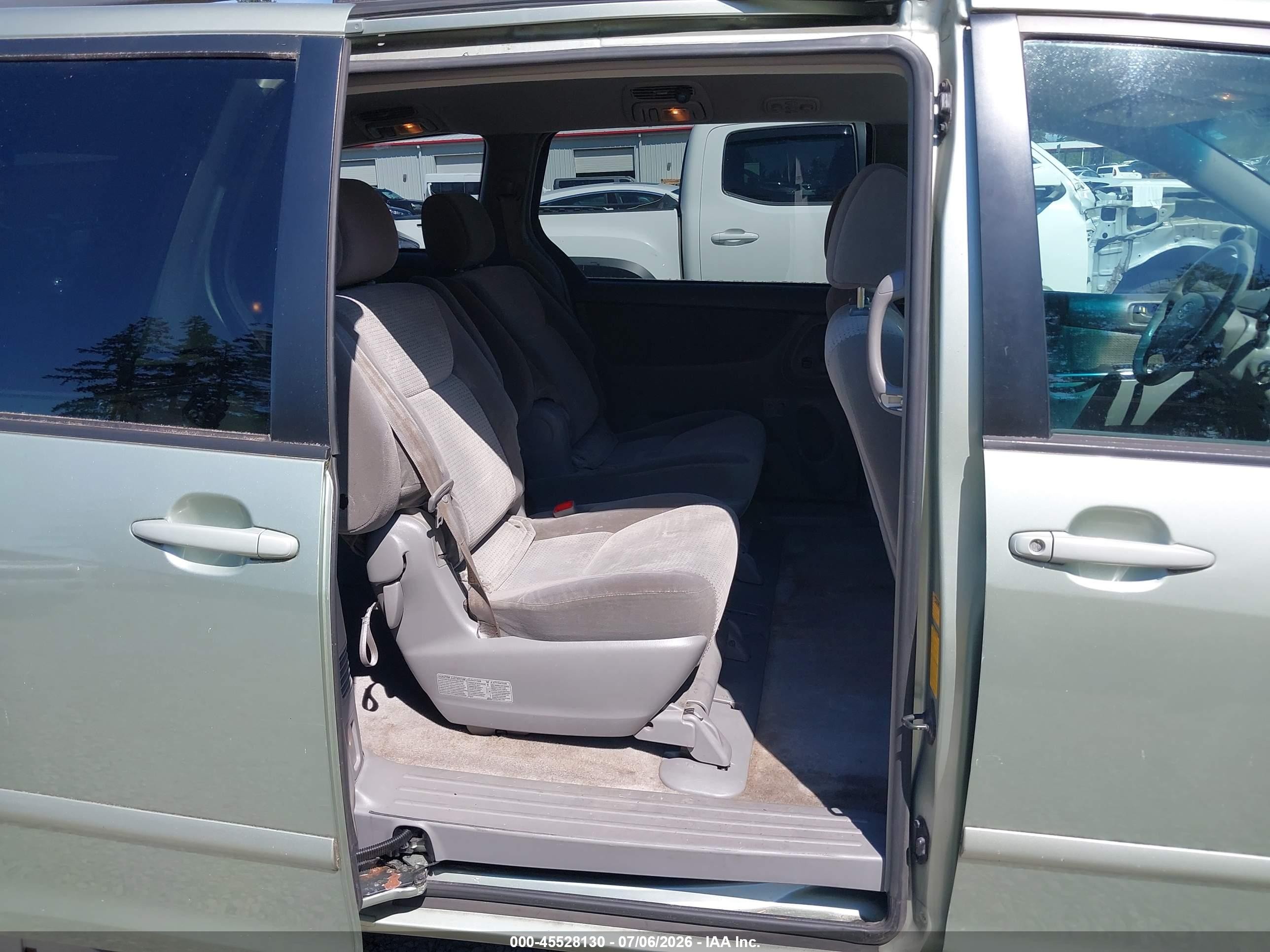 2007 Toyota Sienna Le Green vin: 5TDZK23C27S062364