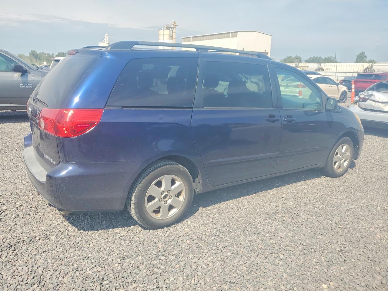 2007 Toyota Sienna Le 8-passenger Blue vin: 5TDZK23C27S087281