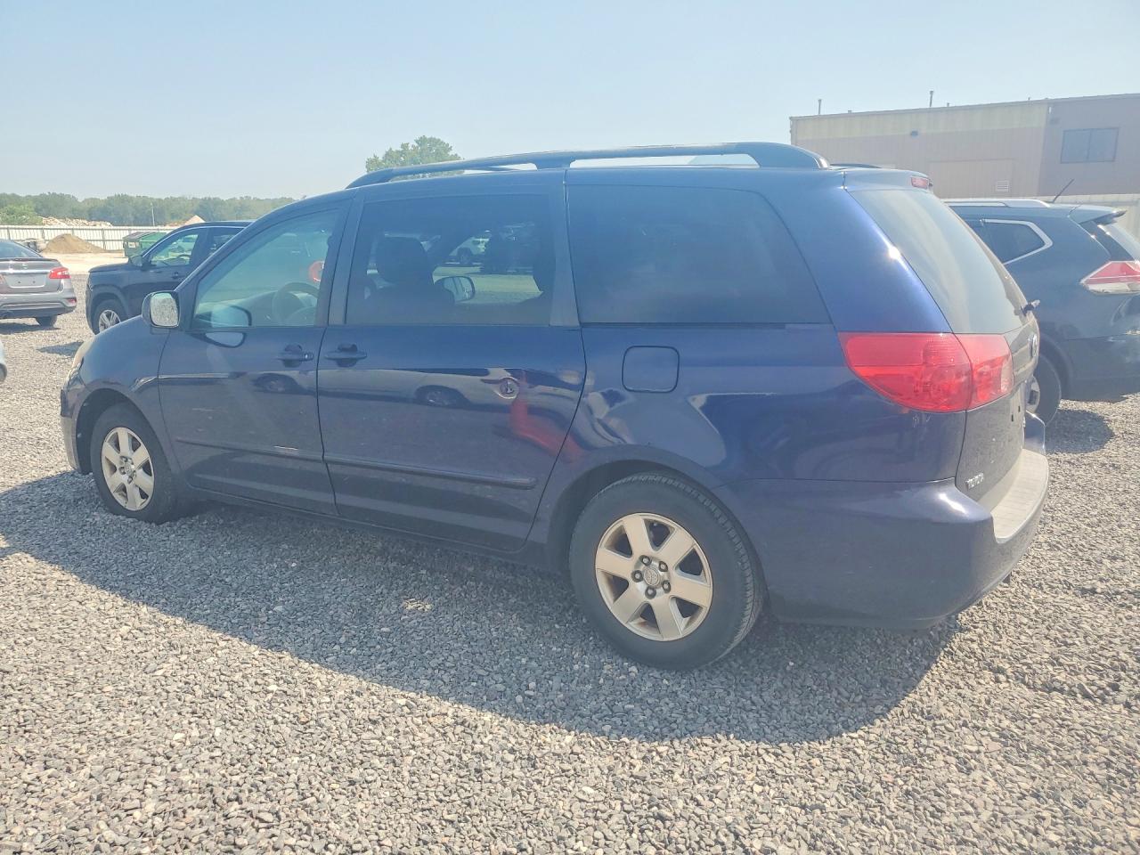 2007 Toyota Sienna Le 8-passenger Blue vin: 5TDZK23C27S087281
