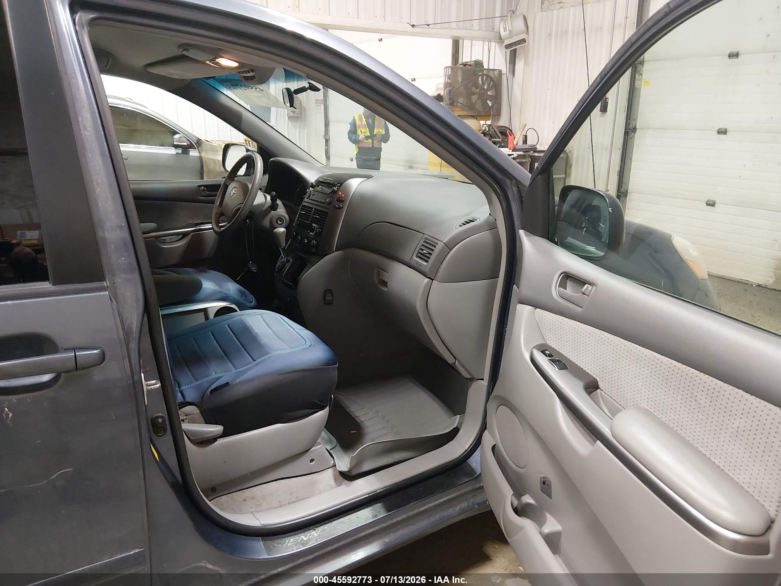2008 Toyota Sienna Le Blue vin: 5TDZK23C28S166063