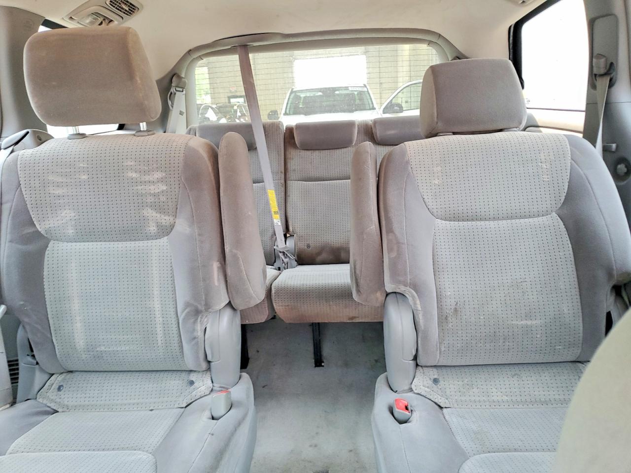 2008 Toyota Sienna Le 7-passenger Red vin: 5TDZK23C28S189875