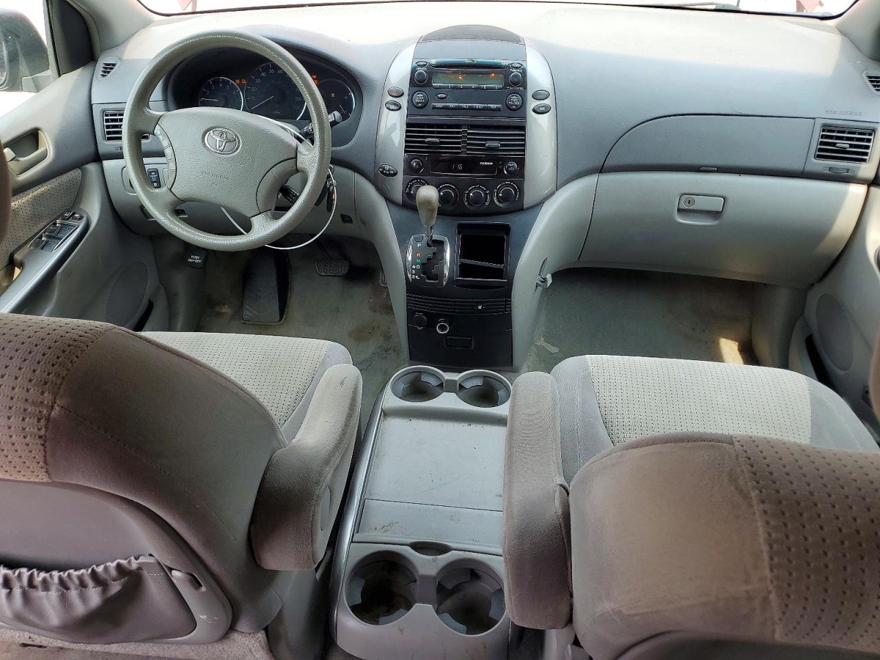 2008 Toyota Sienna Le 7-passenger Red vin: 5TDZK23C28S189875