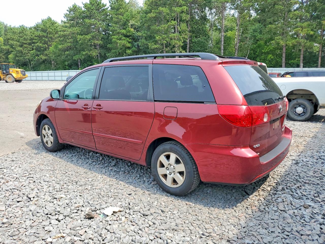 2008 Toyota Sienna Le 7-passenger Red vin: 5TDZK23C28S189875